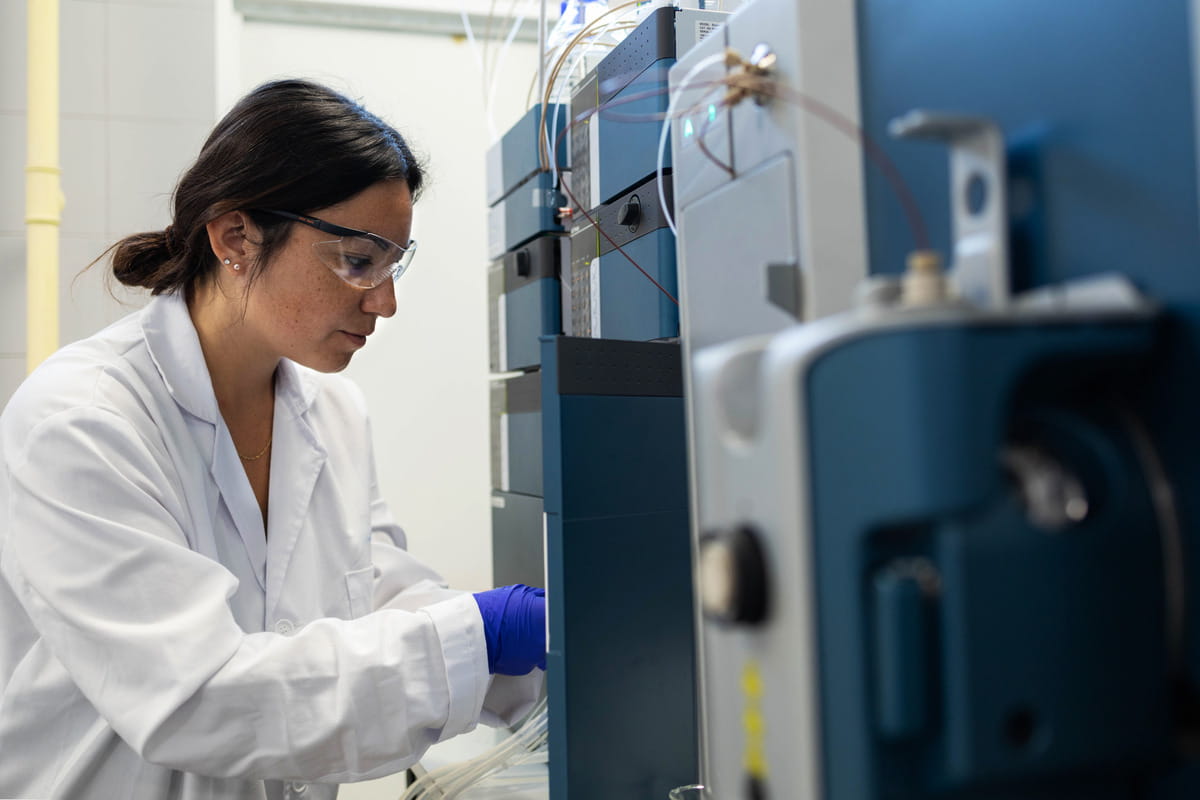 Scientist operating an ICP autosampler for elemental analysis