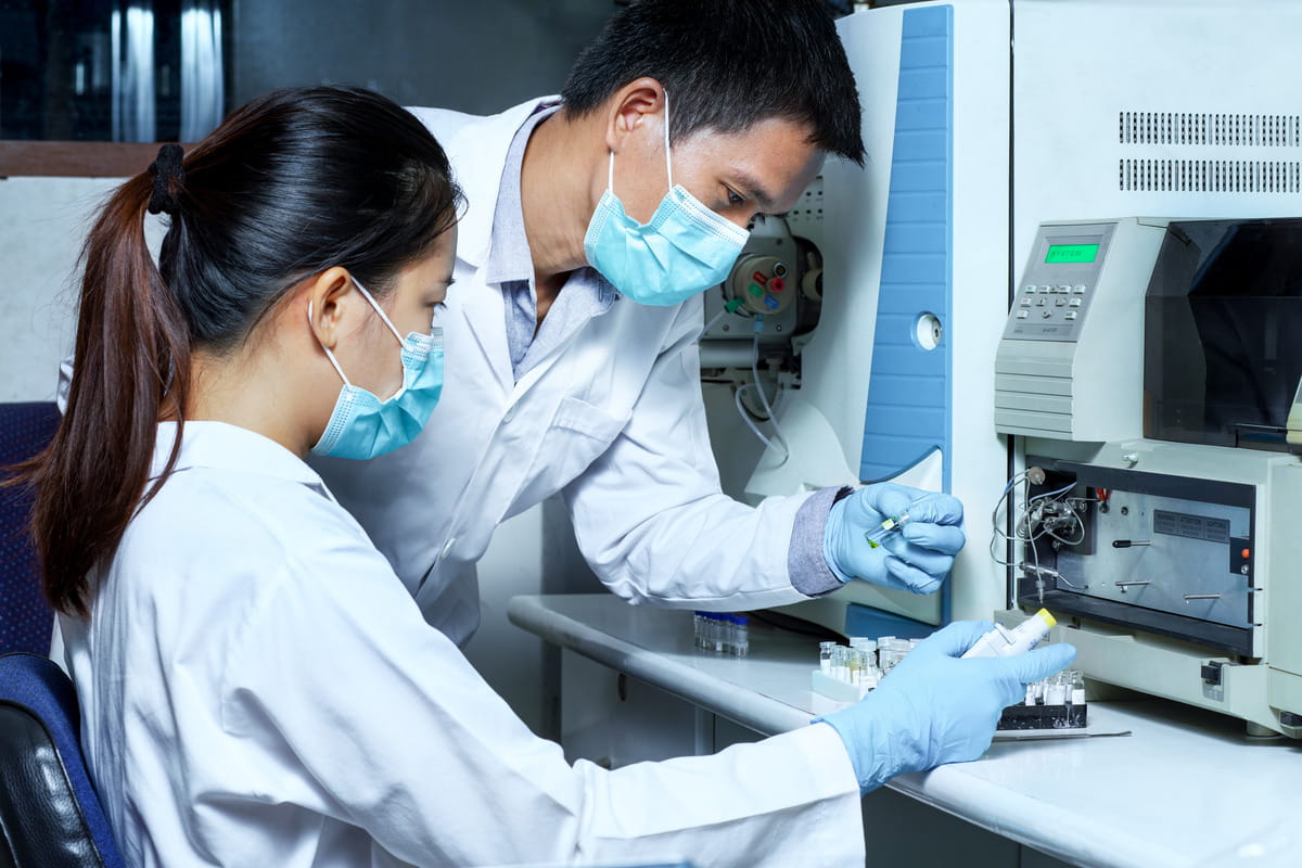 Laboratory personnel working with an LC-MS system and liquid chromatography modules